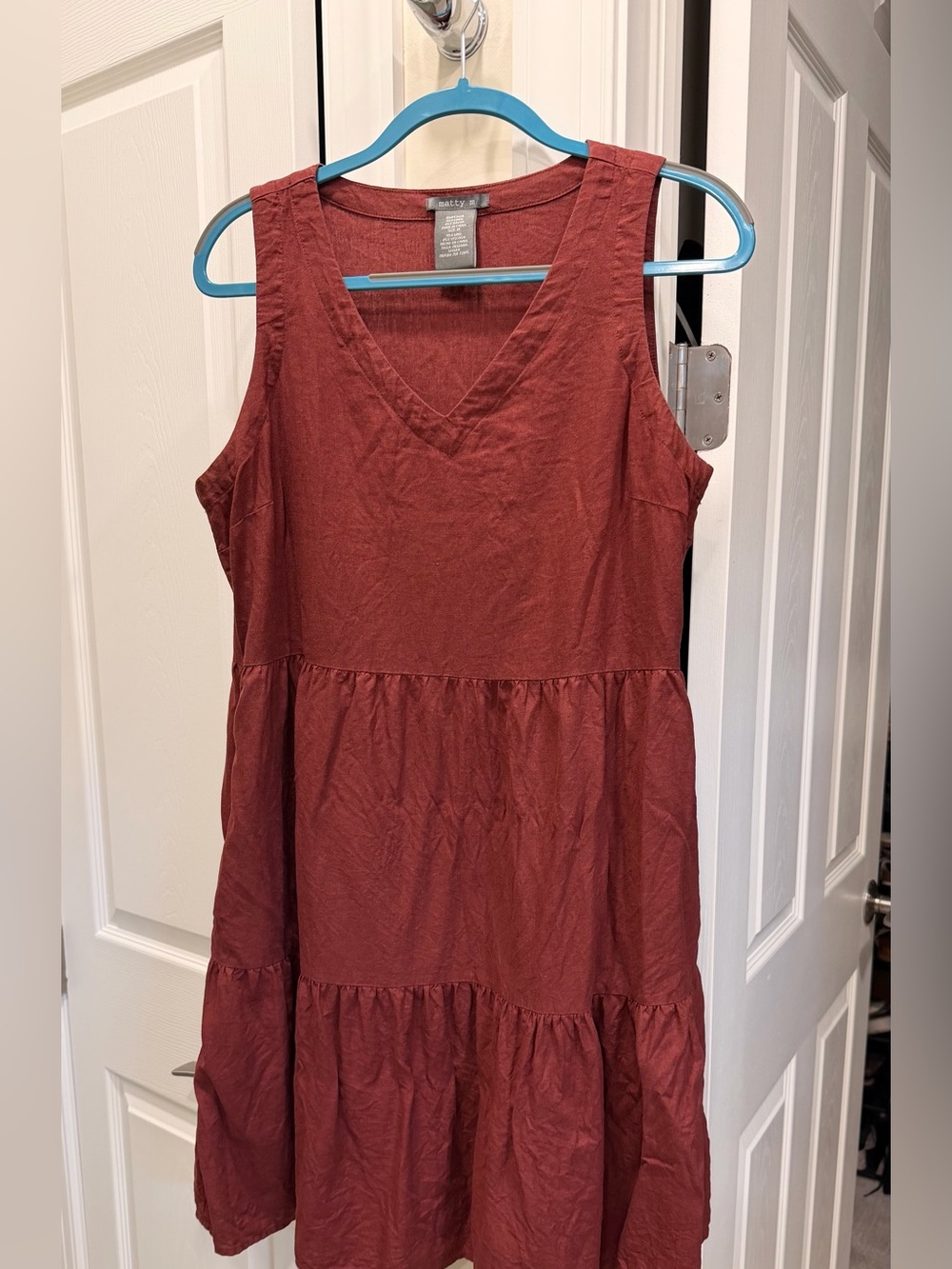 Matty M v-neck tiered knee length dress, size medium
